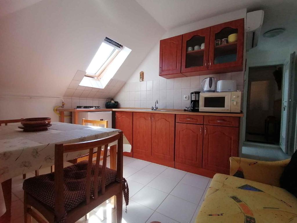 Kuchyňa alebo kuchynka v ubytovaní Apartment in Zamardi - Balaton 20348