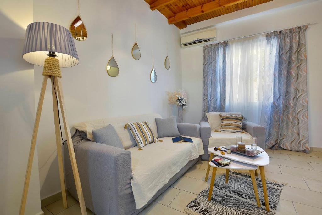 un soggiorno con divano e tavolo di Welcome Inn Marlen's House a Città di Corfù