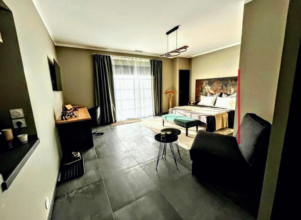Sablet的住宿－Chambre style hôtel，客厅配有床和沙发