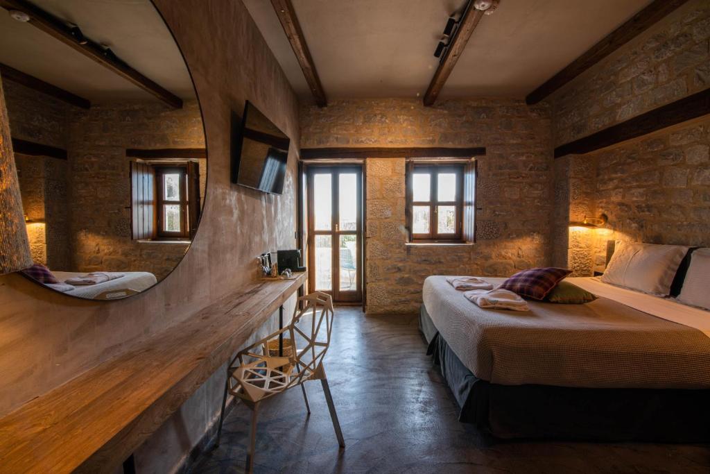 Postel nebo postele na pokoji v ubytování Petra & Fos Boutique Hotel & Spa