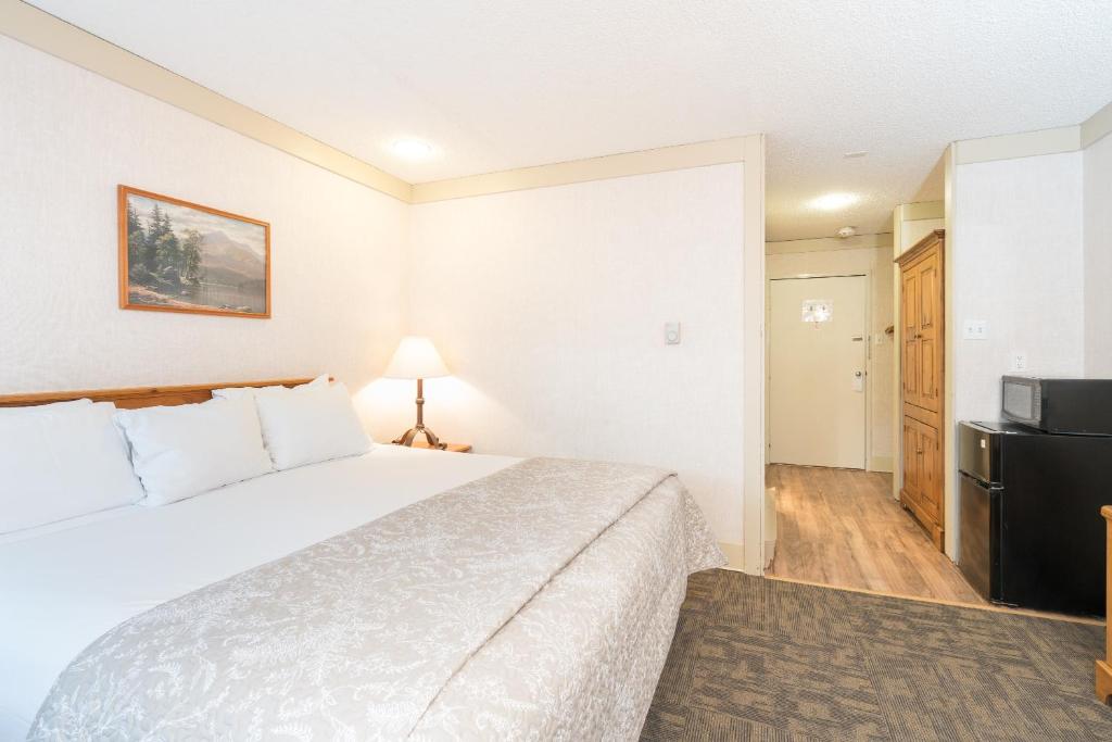 una camera d'albergo con letto e TV di Mountainside Inn 309 Hotel Room a Telluride