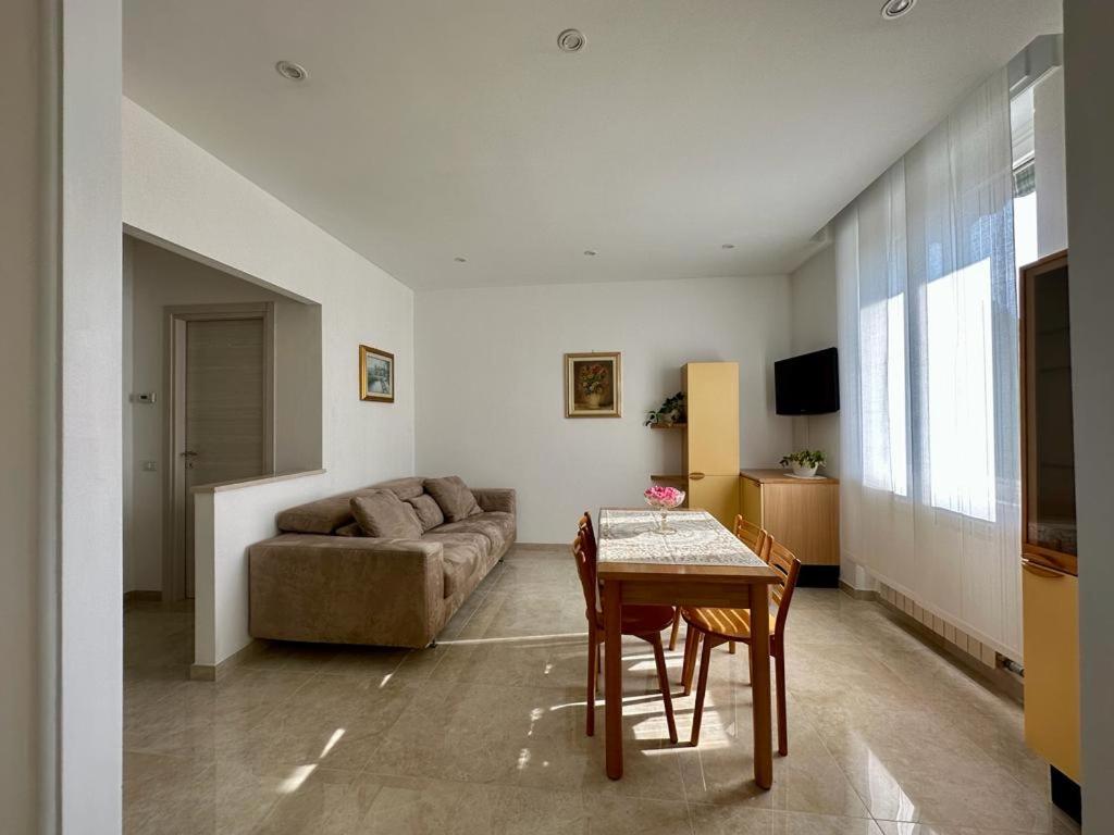 a living room with a couch and a table at Il Blu di Laveno in Laveno