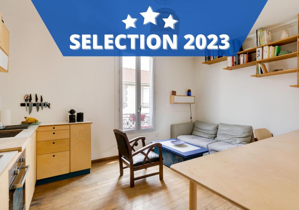 a kitchen and living room with a blue sign that reads selection at Le NID du STADE de FRANCE in Saint-Denis