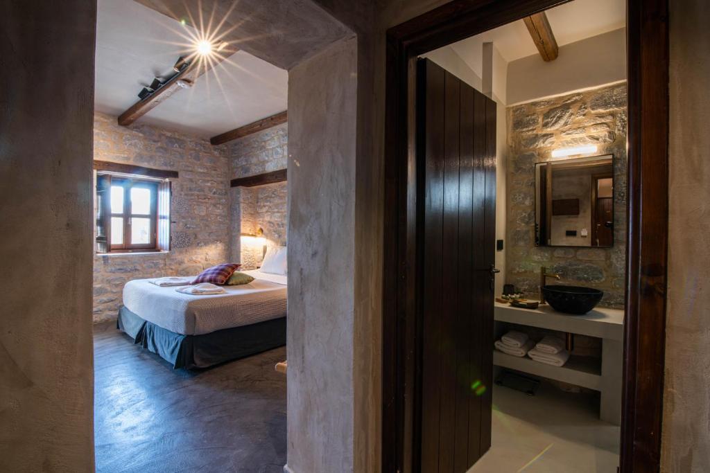 Postel nebo postele na pokoji v ubytování Petra & Fos Boutique Hotel & Spa