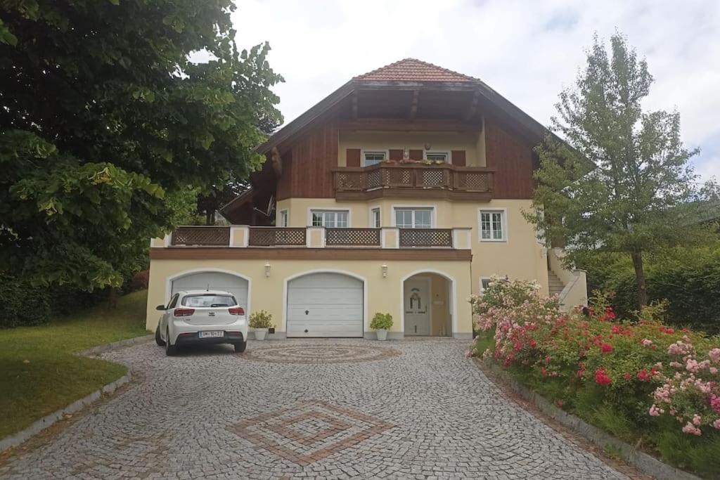 un'auto parcheggiata di fronte a una casa di Ferienwohnung Gütl am Weg a Ebenzweier