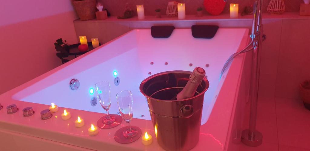 une baignoire avec un seau de verres à vin et des bougies dans l'établissement Mas des rochers - Romance tropicale, au Beausset