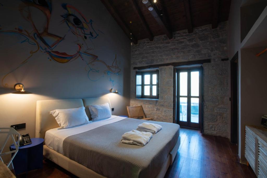 Postel nebo postele na pokoji v ubytování Petra & Fos Boutique Hotel & Spa