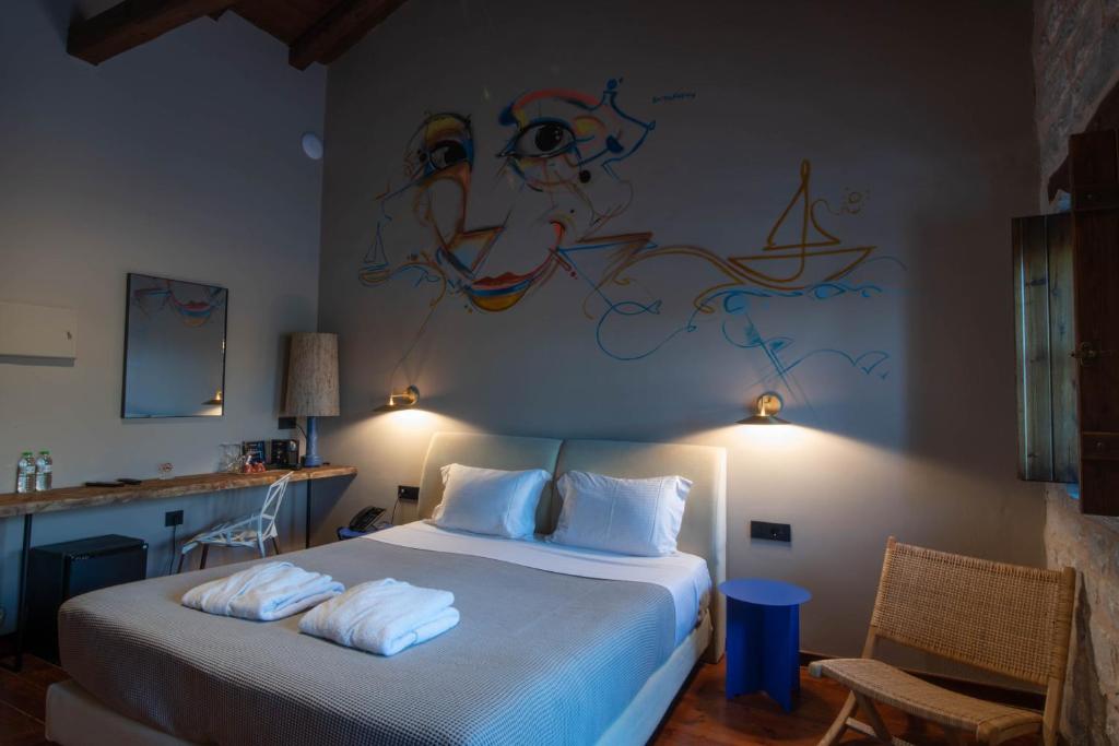 Postel nebo postele na pokoji v ubytování Petra & Fos Boutique Hotel & Spa
