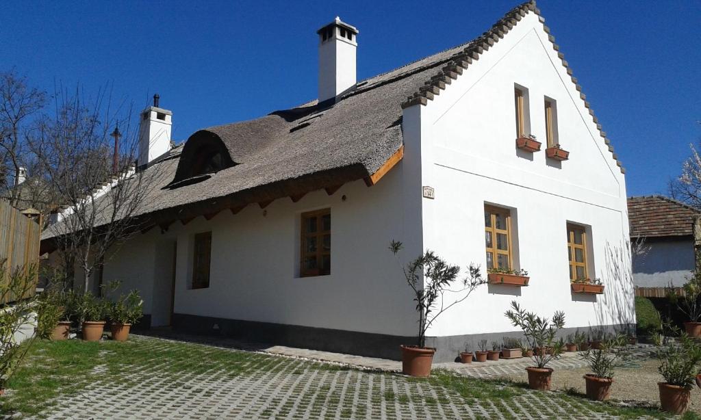 a white house with a black roof at Mézes-Kuckó in Tihany