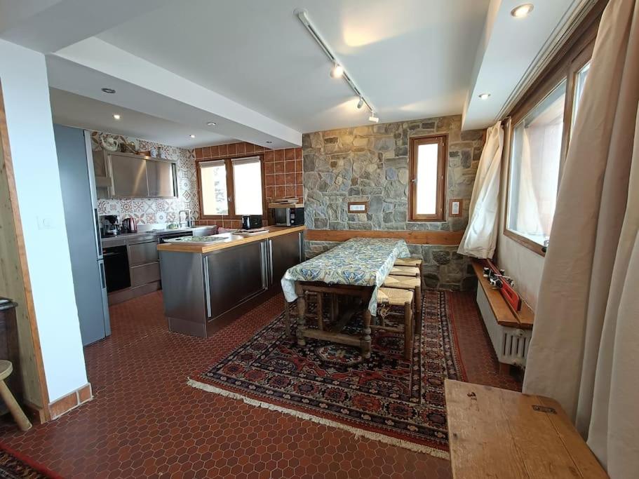 cocina con mesa en el centro de una habitación en Superbe appart 6p Tignes Le LAC en Tignes