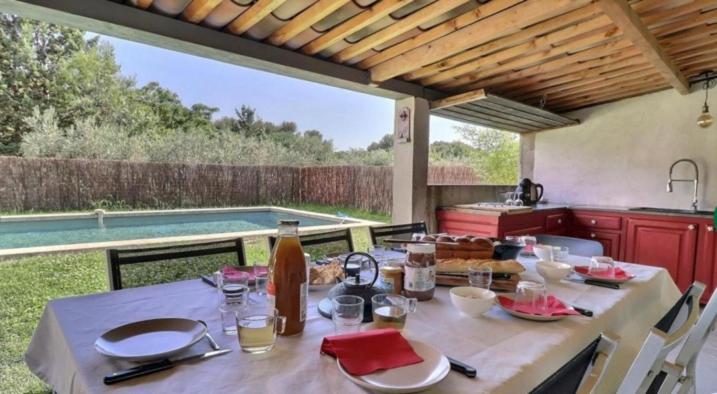 VentabrenにあるAr de Vie villa chaleureuse en Provenceのパティオにテーブルと食べ物