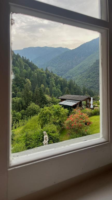 Vista generica sulle montagne o vista sulle montagne dall'interno del bed & breakfast