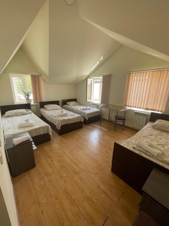 Postel nebo postele na pokoji v ubytování Noragyugh Guest House