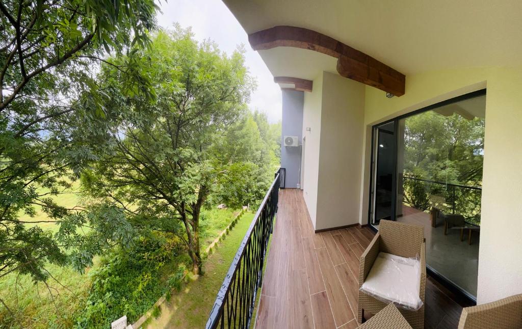 un balcón de una casa con vistas a los árboles en Ilidža Park Apartments, en Sarajevo