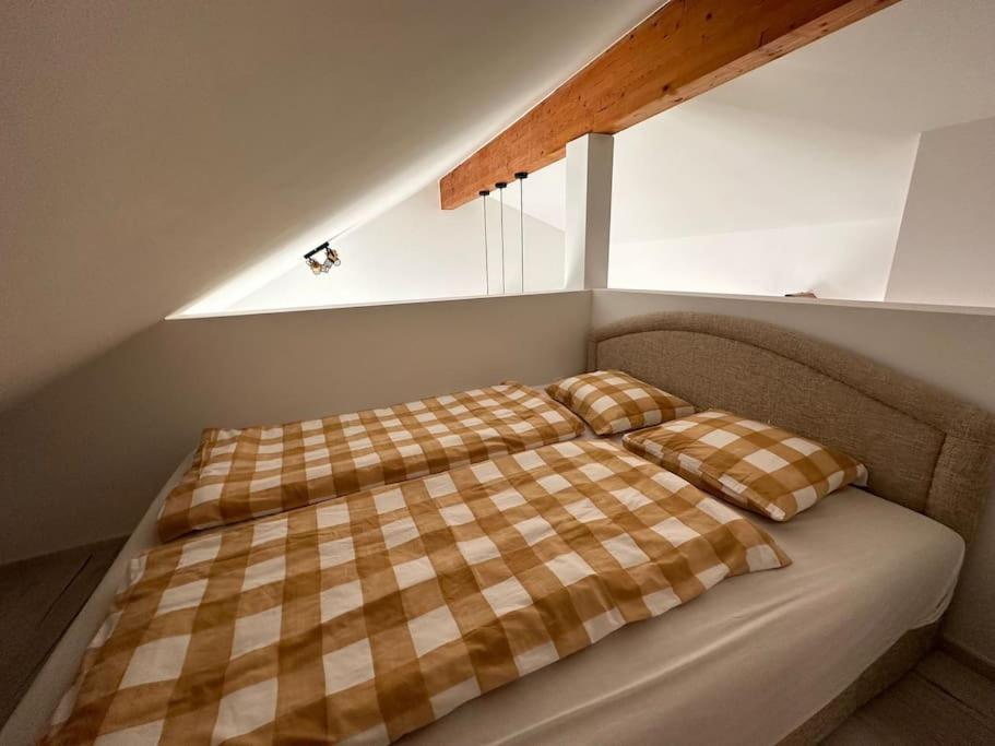 1 cama con 2 almohadas en una habitación en Honka's retreat - wooden beauty, en Zagreb