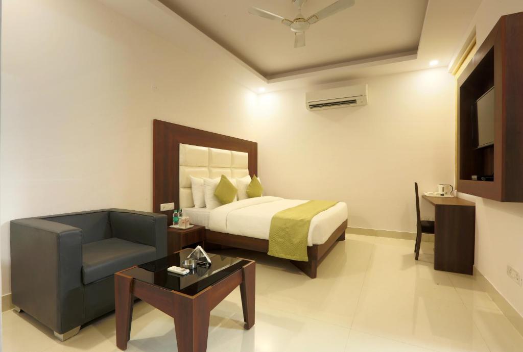 Postel nebo postele na pokoji v ubytování Hotel Arch - Near Aerocity New Delhi