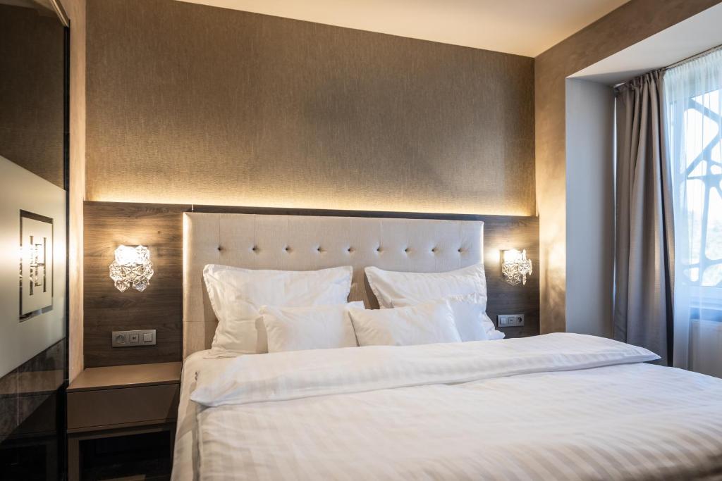 A bed or beds in a room at HOTEL EUROPA