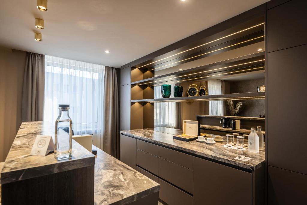 A kitchen or kitchenette at HOTEL EUROPA