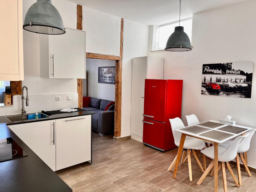 een keuken met een rode koelkast en een tafel bij Romantic apartment in Bamberg in Bamberg