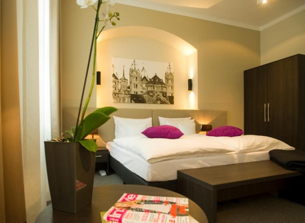 Postel nebo postele na pokoji v ubytování Hotel Residenz am Königsplatz