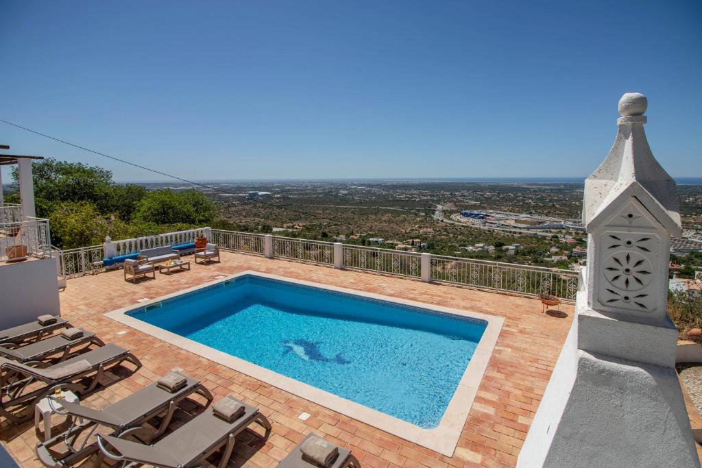 uma piscina em cima de uma casa em Casa Carpe Diem em Santa Bárbara de Nexe