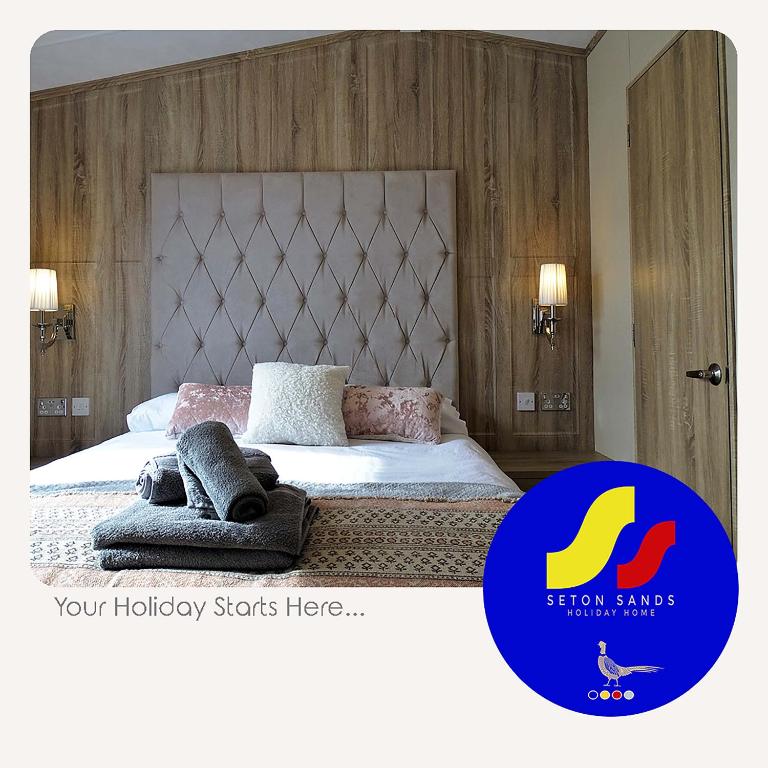 Rúm í herbergi á Seton Sands Holiday Home