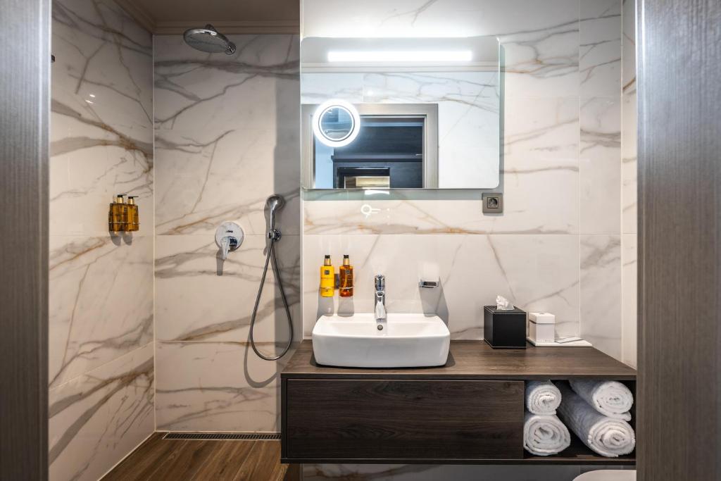 A bathroom at HOTEL EUROPA