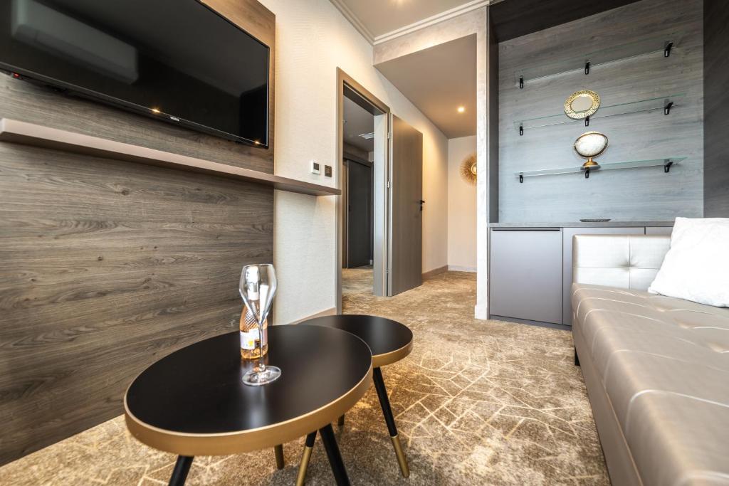 A television and/or entertainment centre at HOTEL EUROPA