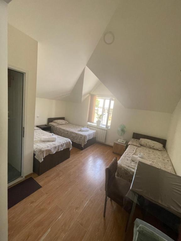 Postel nebo postele na pokoji v ubytování Noragyugh Guest House