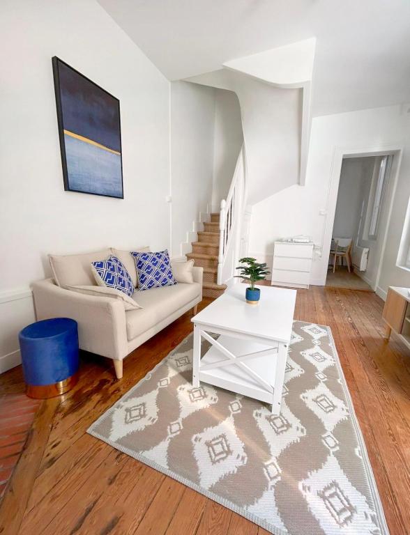 a living room with a couch and a table at Maison Coty - Hypercentre/Plage in Le Havre