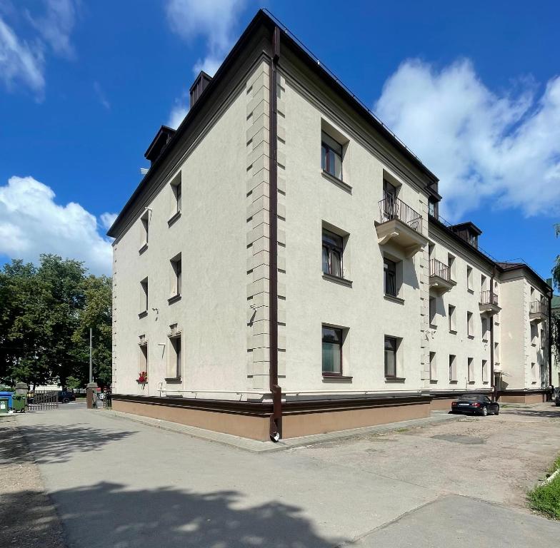 ein großes weißes Gebäude mit vielen Fenstern in der Unterkunft SKY Apartments in Kaunas