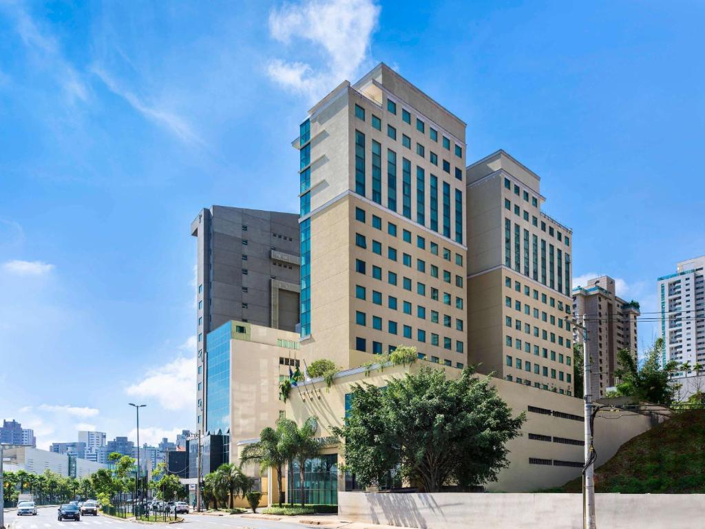 wysoki budynek w środku miasta w obiekcie Caesar Business Belo Horizonte Belvedere w mieście Belo Horizonte