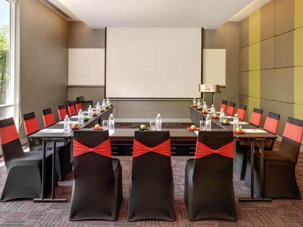 A área empresarial e/ ou a sala de conferências de Ibis Melaka