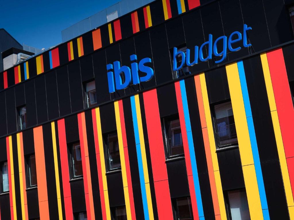 um edifício colorido com o sinal ibis budget em Ibis Budget Bilbao City em Bilbau