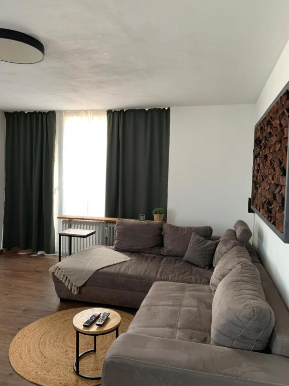 a living room with a couch and a table at Gemütliches & schönes Apartment in Ichenhausen