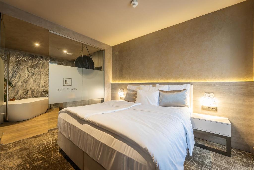A bed or beds in a room at HOTEL EUROPA