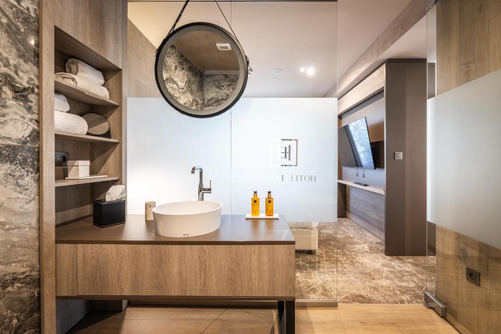 A bathroom at HOTEL EUROPA