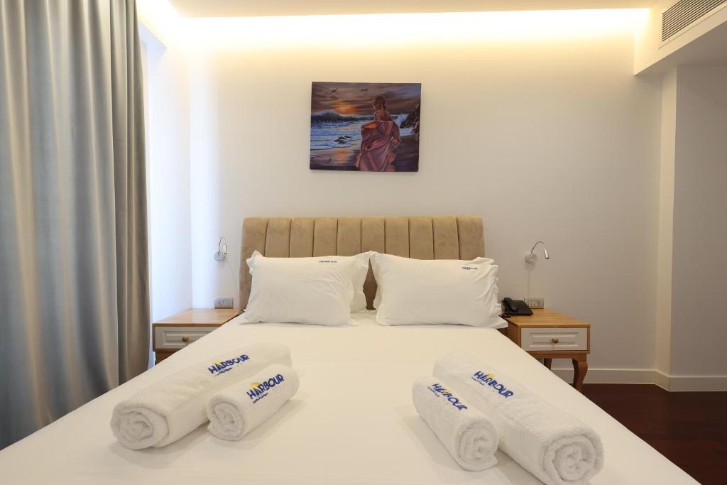 Postel nebo postele na pokoji v ubytování Harbour Hotel