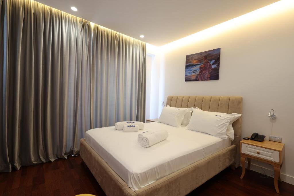 Postel nebo postele na pokoji v ubytování Harbour Hotel