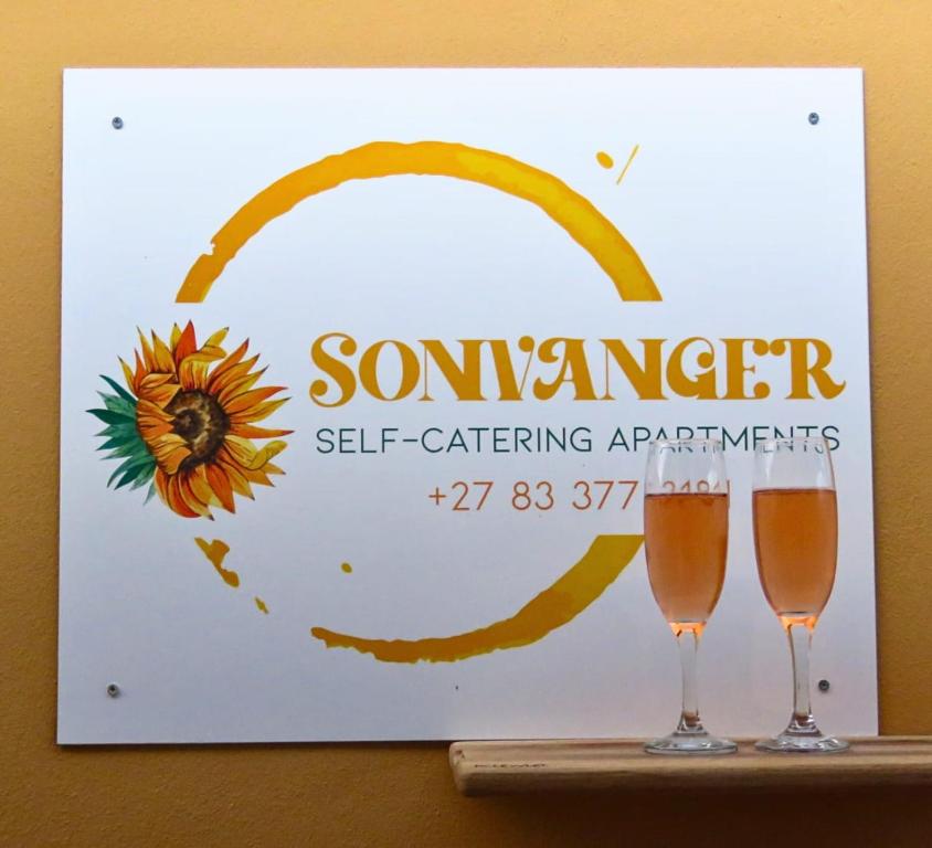 due bicchieri di birra su uno scaffale con un cartello di Sonvanger 2 a Paarl