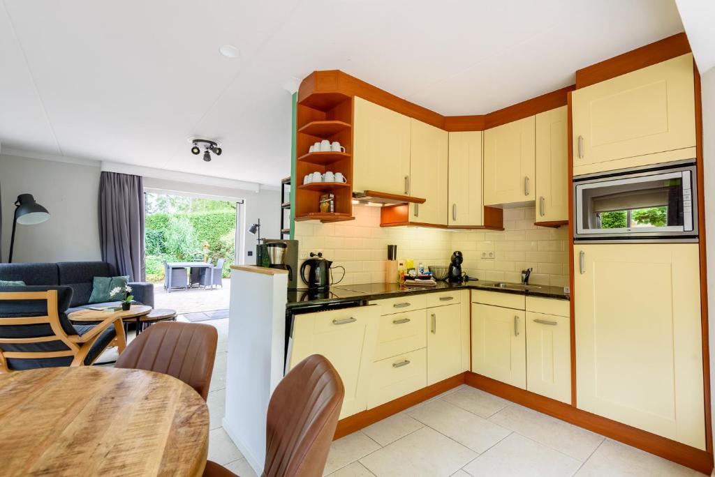 Kuchyň nebo kuchyňský kout v ubytování LUXE vakantiehuis voor 6P voorzien van alle gemakken @Veluwe