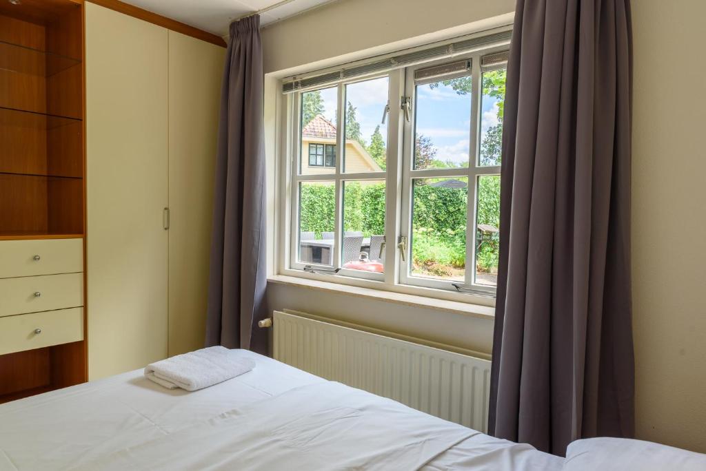 Postel nebo postele na pokoji v ubytování LUXE vakantiehuis voor 6P voorzien van alle gemakken @Veluwe