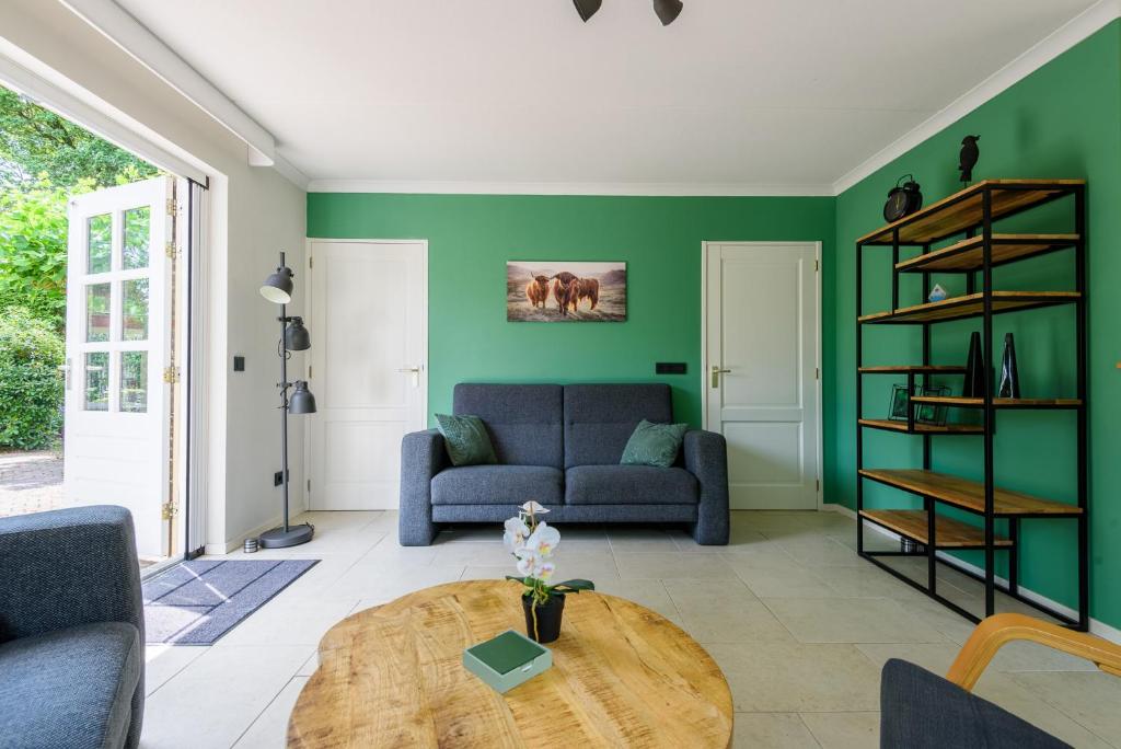 Posezení v ubytování LUXE vakantiehuis voor 6P voorzien van alle gemakken @Veluwe