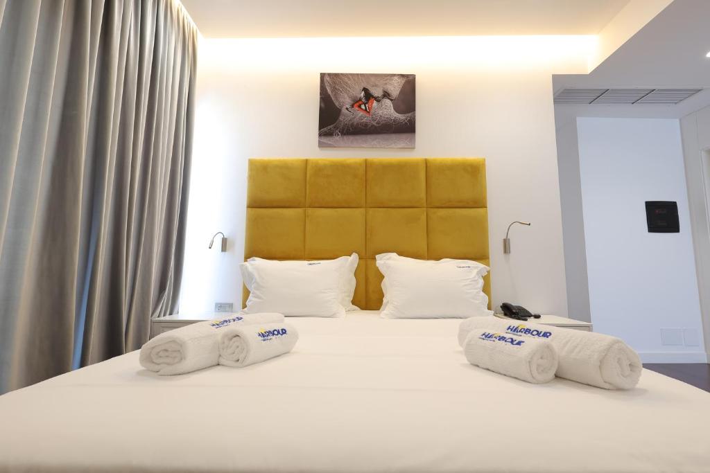 Postel nebo postele na pokoji v ubytování Harbour Hotel