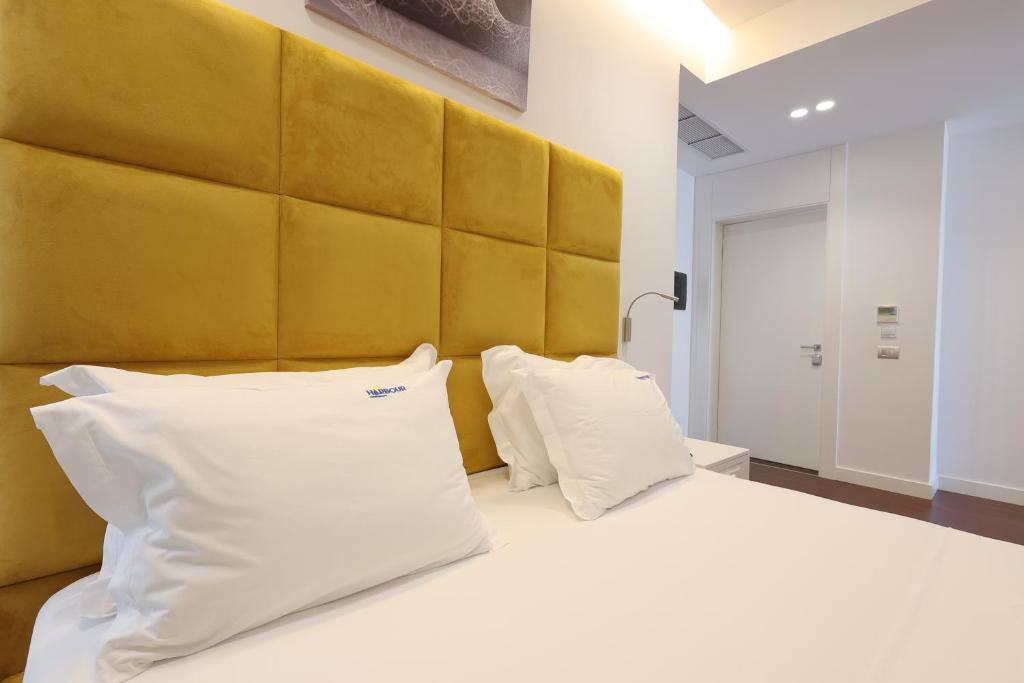 Postel nebo postele na pokoji v ubytování Harbour Hotel