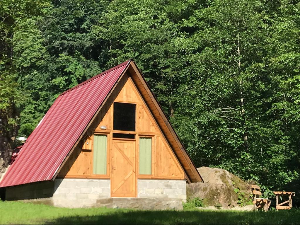 een kleine houten hut met een rood dak bij Kardobungalow in Cayeli