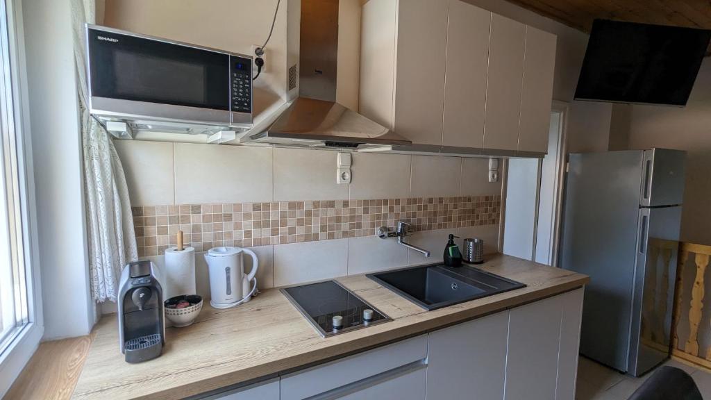 Kuchyňa alebo kuchynka v ubytovaní Virágos Apartman Balatonszemes