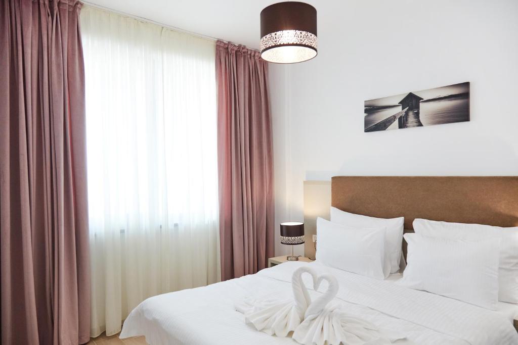 Кровать или кровати в номере Excelsior Apartaments Mamaia Nord