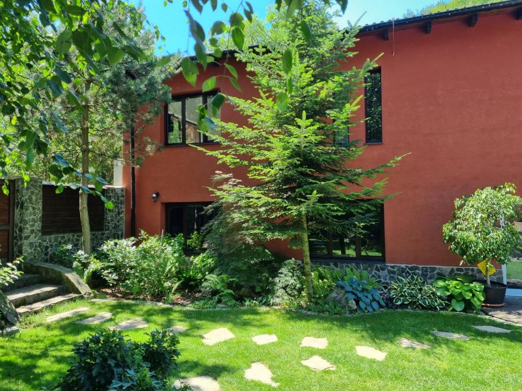 een tuin voor een rood huis bij Villa Remata in Handlová