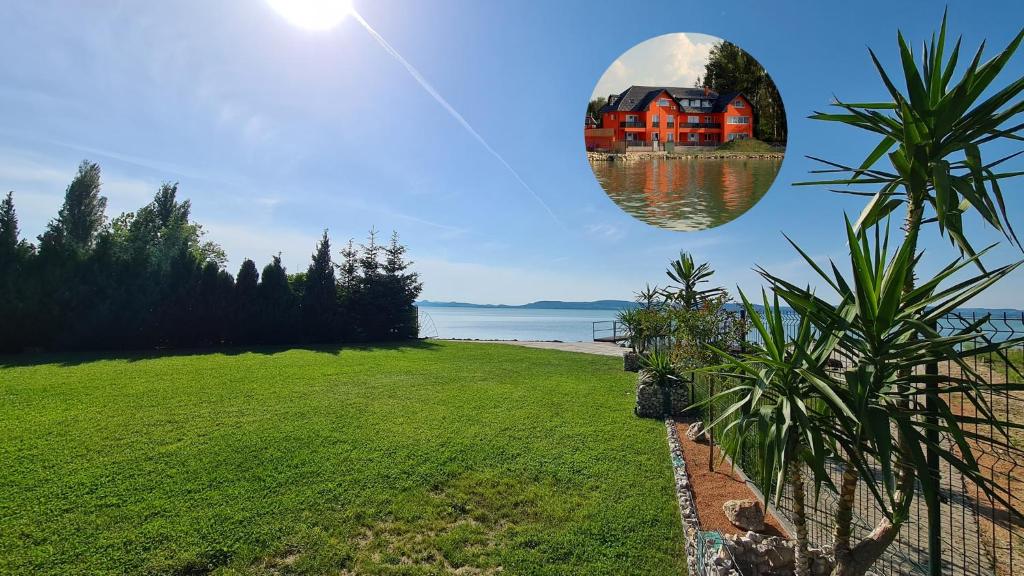 een weerspiegeling van een rood huis in een bubbel bij Rider Beach in Balatonszemes